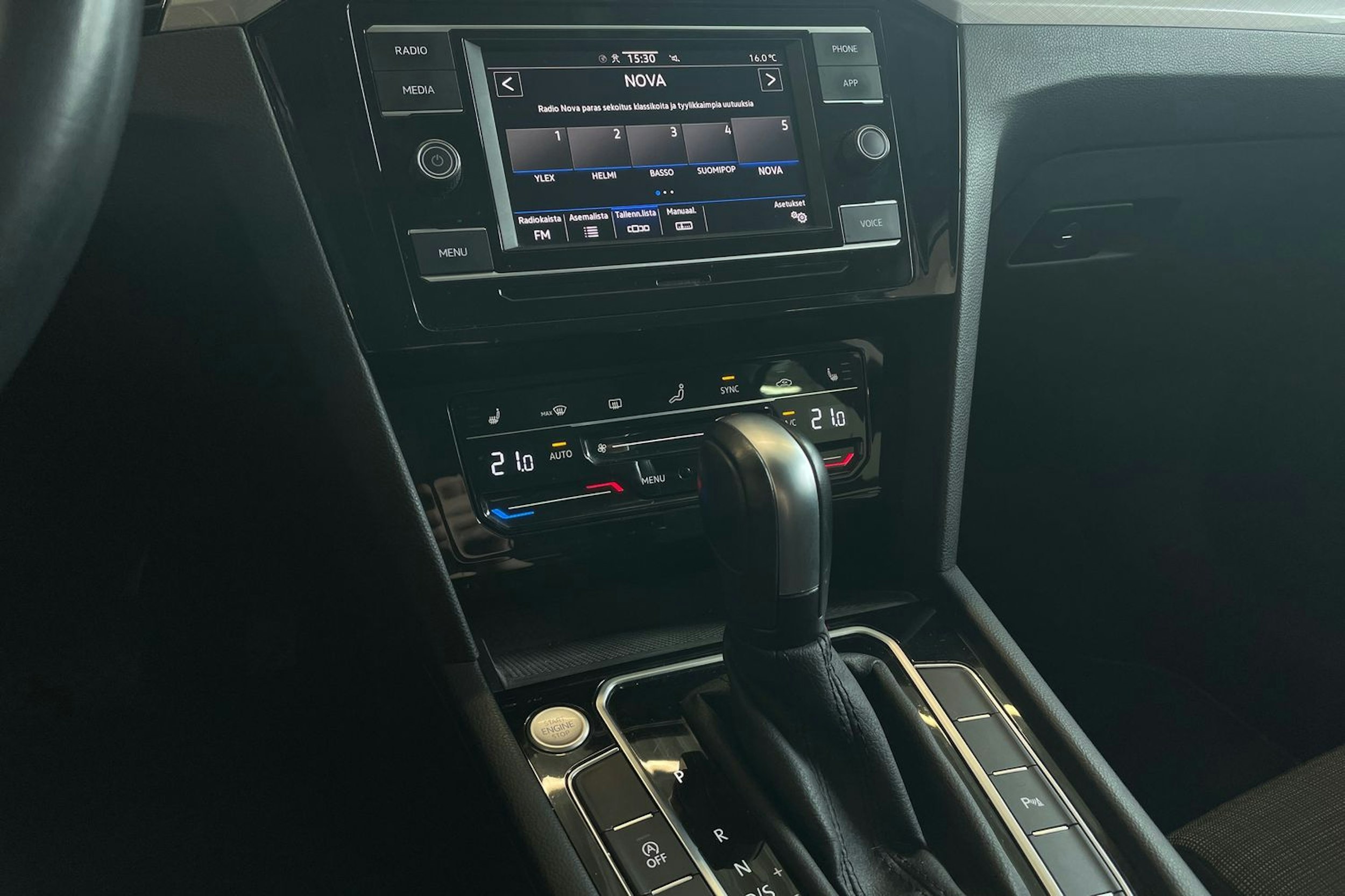 harmaa Volkswagen Passat 2022 kuva 20.