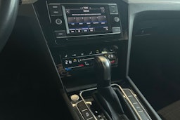 harmaa Volkswagen Passat 2022 kuva 20.