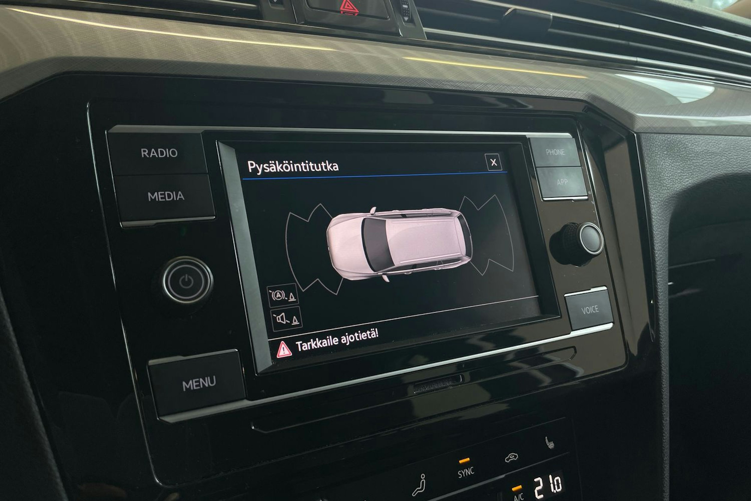 harmaa Volkswagen Passat 2022 kuva 21.