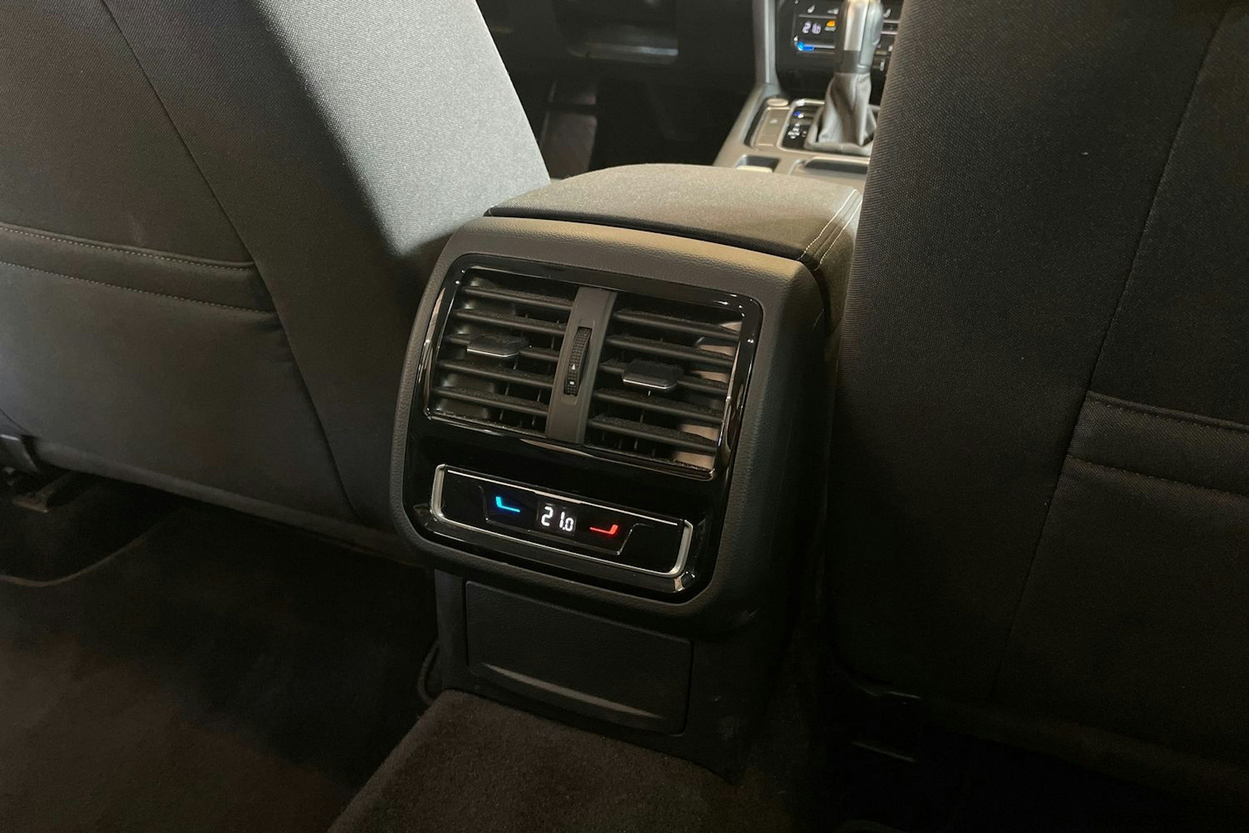 harmaa Volkswagen Passat 2022 kuva 23.