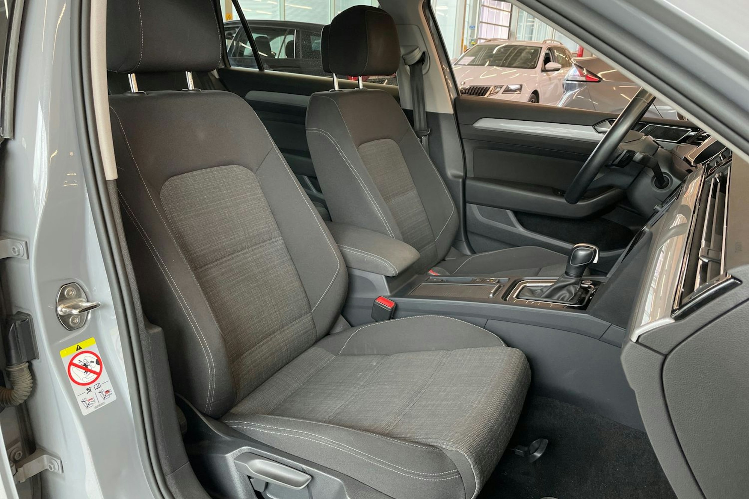 harmaa Volkswagen Passat 2022 kuva 24.
