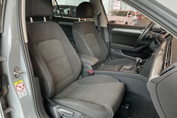 harmaa Volkswagen Passat 2022 kuva 24.