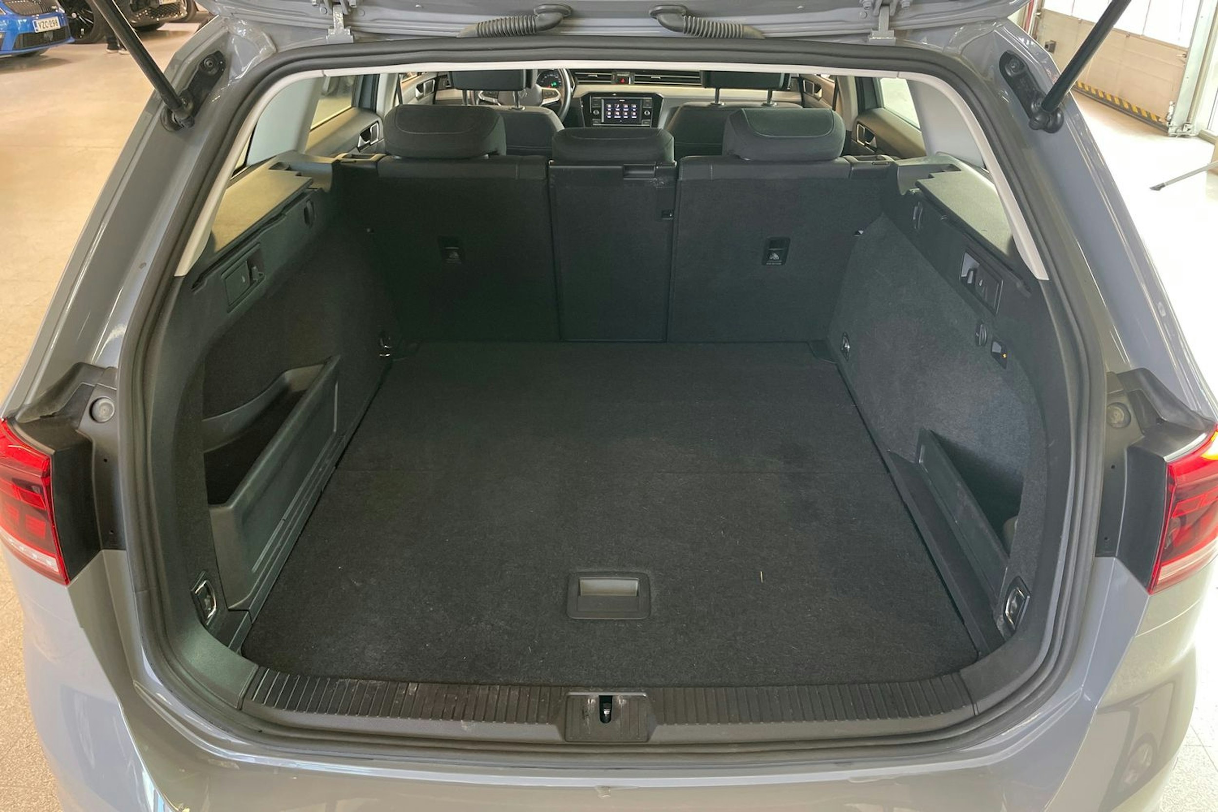 harmaa Volkswagen Passat 2022 kuva 25.