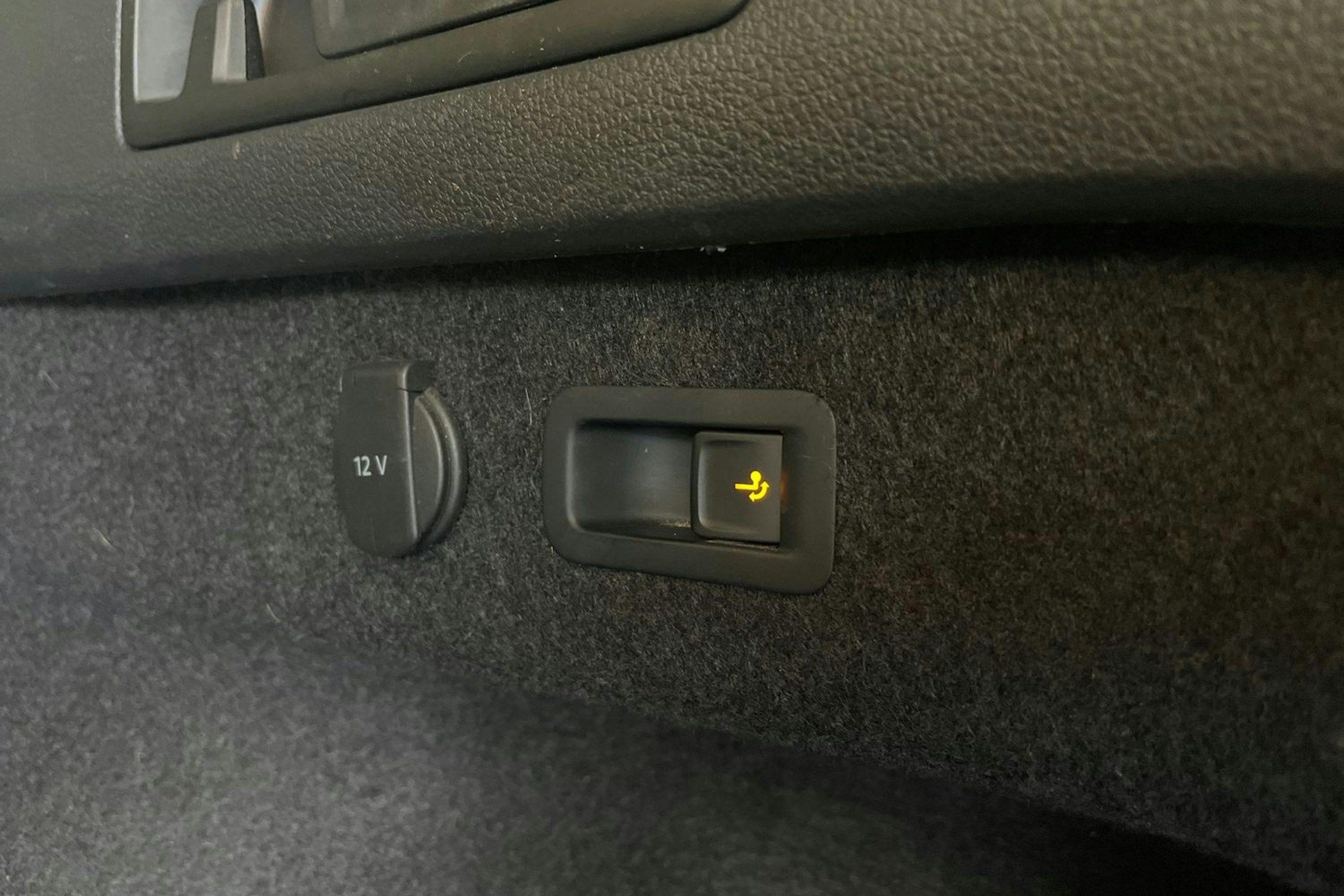 harmaa Volkswagen Passat 2022 kuva 26.
