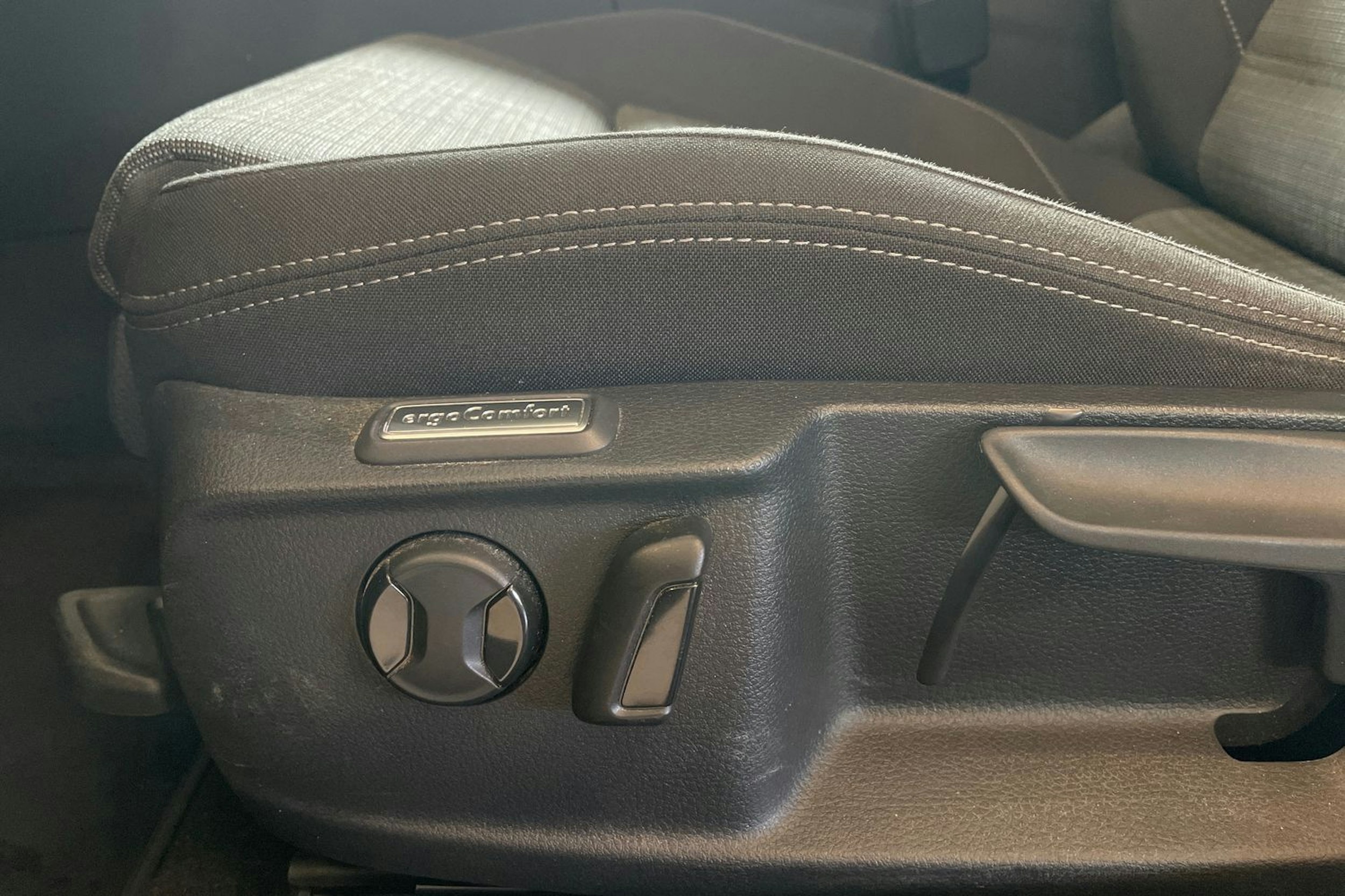 harmaa Volkswagen Passat 2022 kuva 28.