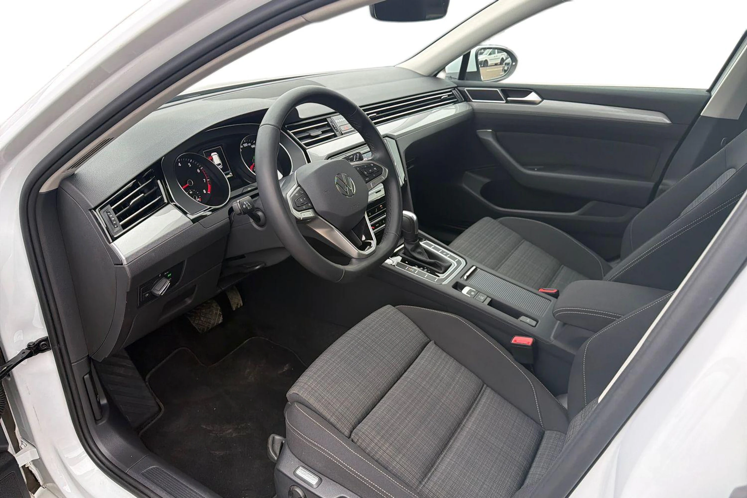 valkoinen Volkswagen Passat 2022 kuva 8.