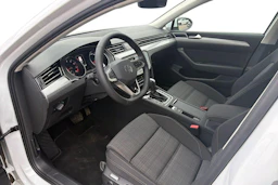 valkoinen Volkswagen Passat 2022 kuva 8.