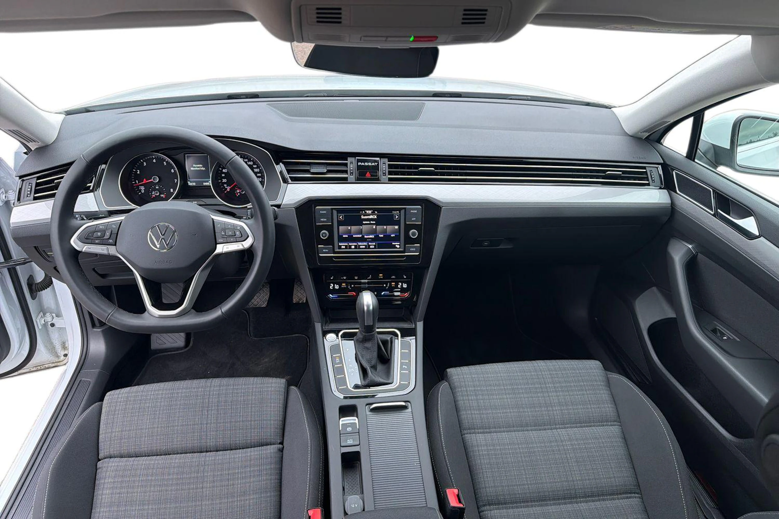 valkoinen Volkswagen Passat 2022 kuva 9.