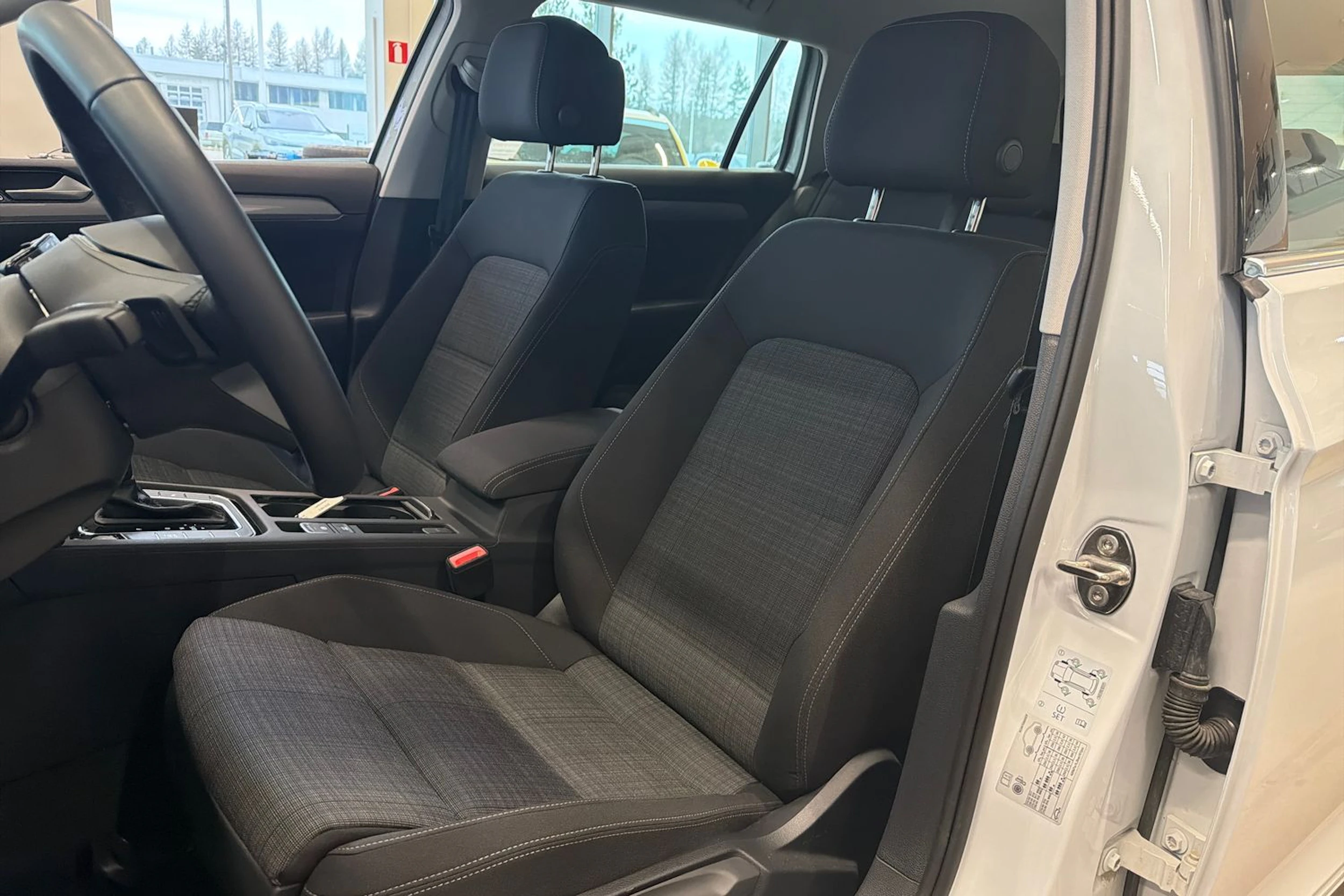 valkoinen Volkswagen Passat 2022 kuva 16.