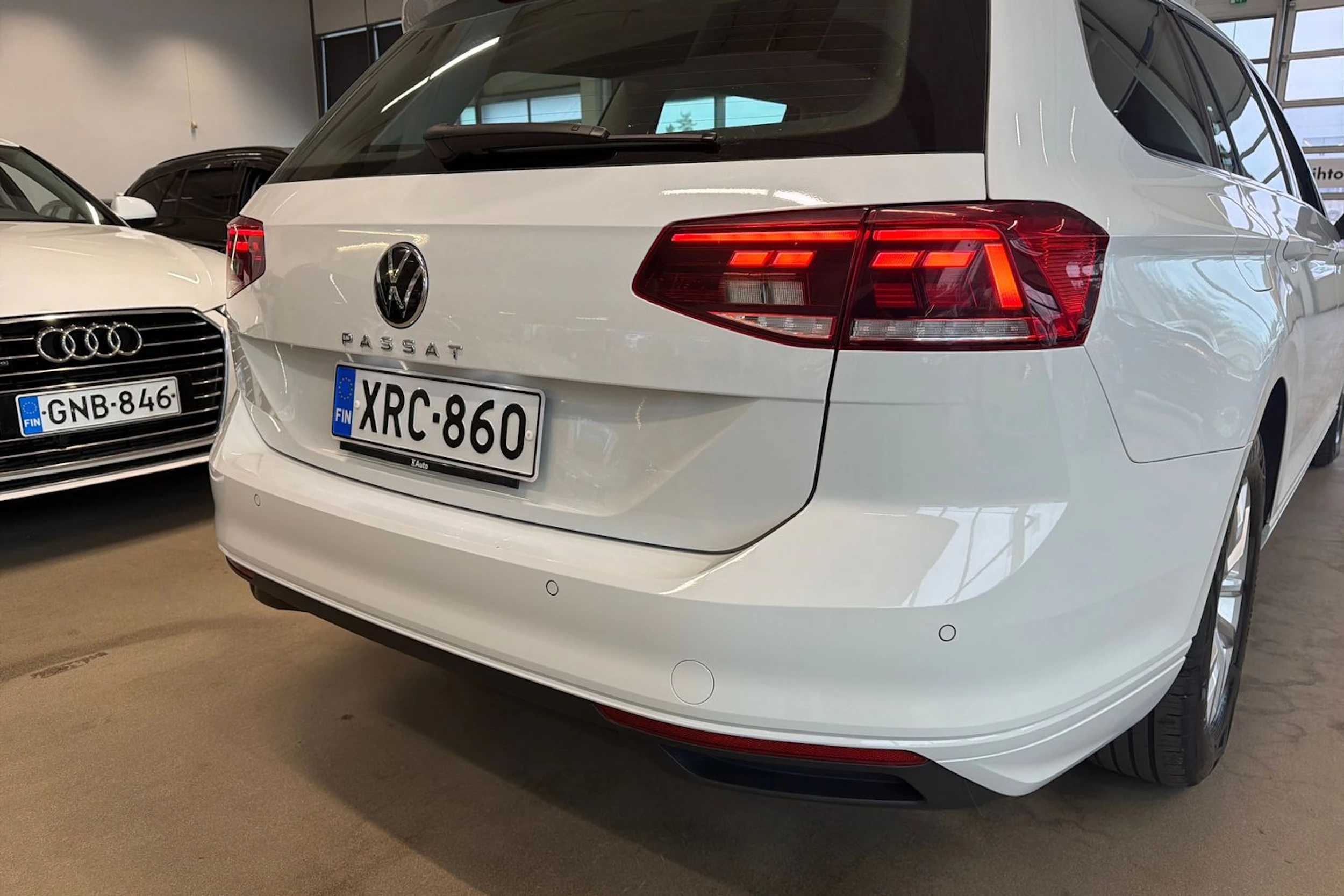 valkoinen Volkswagen Passat 2022 kuva 17.