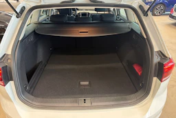 valkoinen Volkswagen Passat 2022 kuva 18.