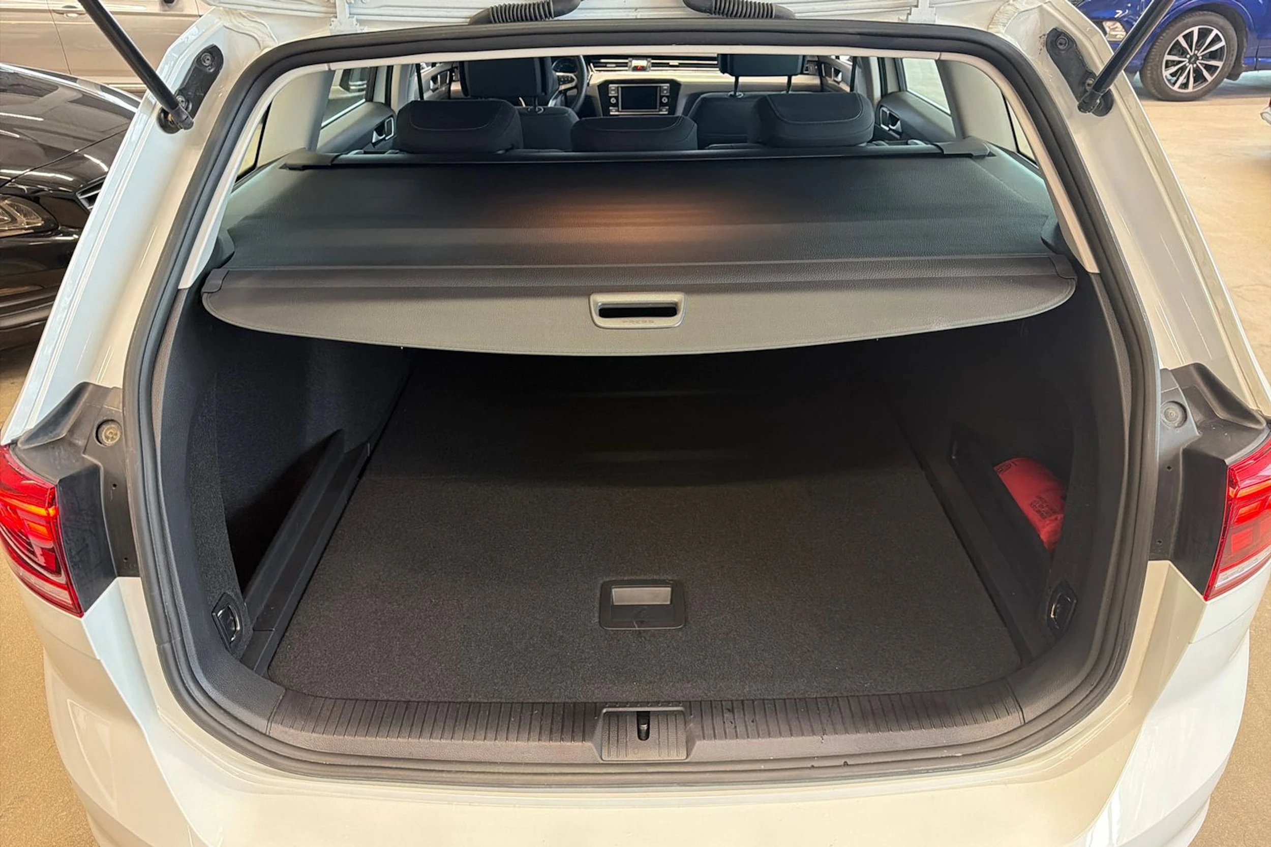 valkoinen Volkswagen Passat 2022 kuva 19.