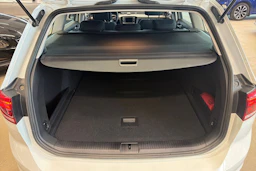 valkoinen Volkswagen Passat 2022 kuva 19.