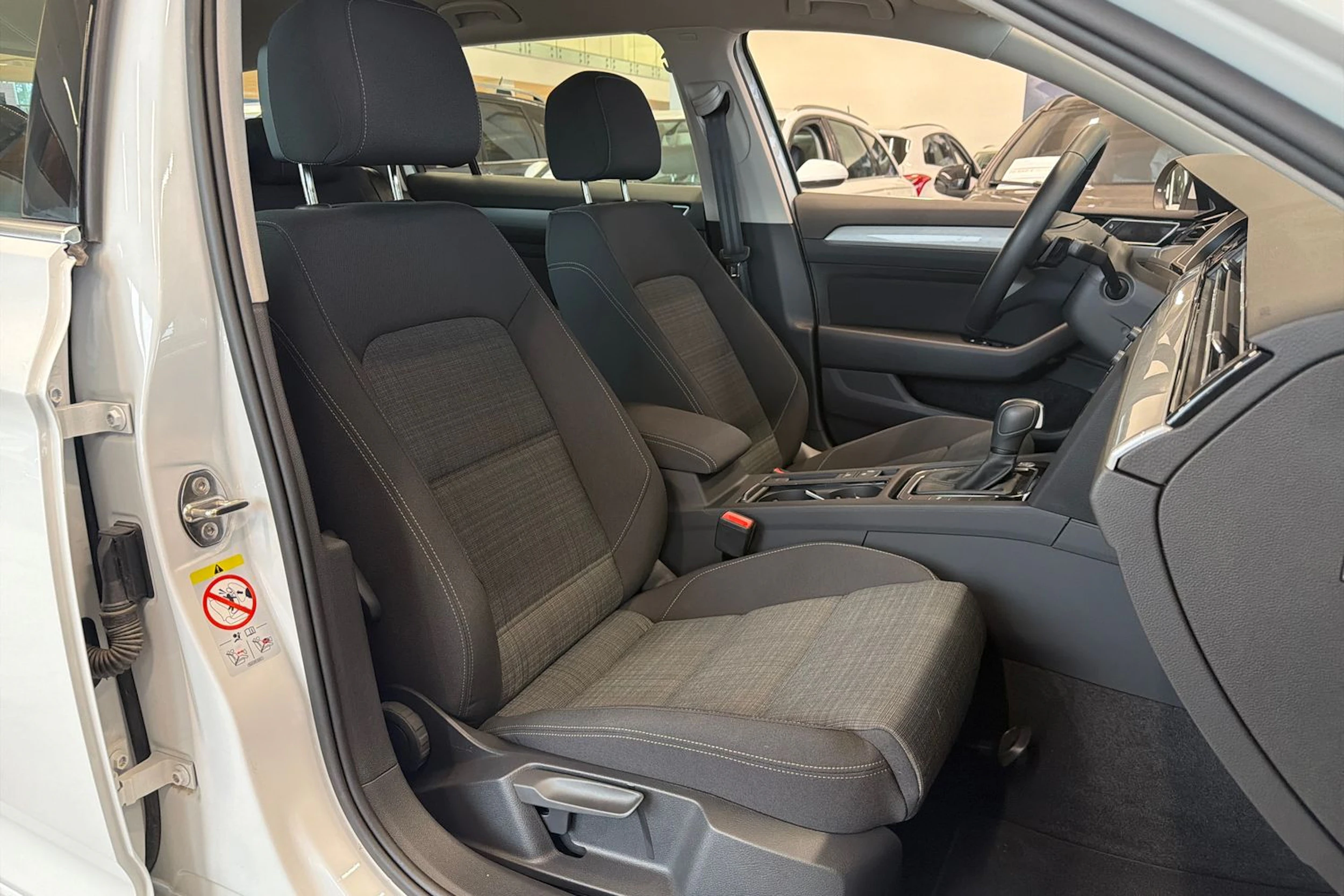 valkoinen Volkswagen Passat 2022 kuva 20.