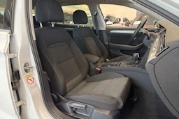 valkoinen Volkswagen Passat 2022 kuva 20.