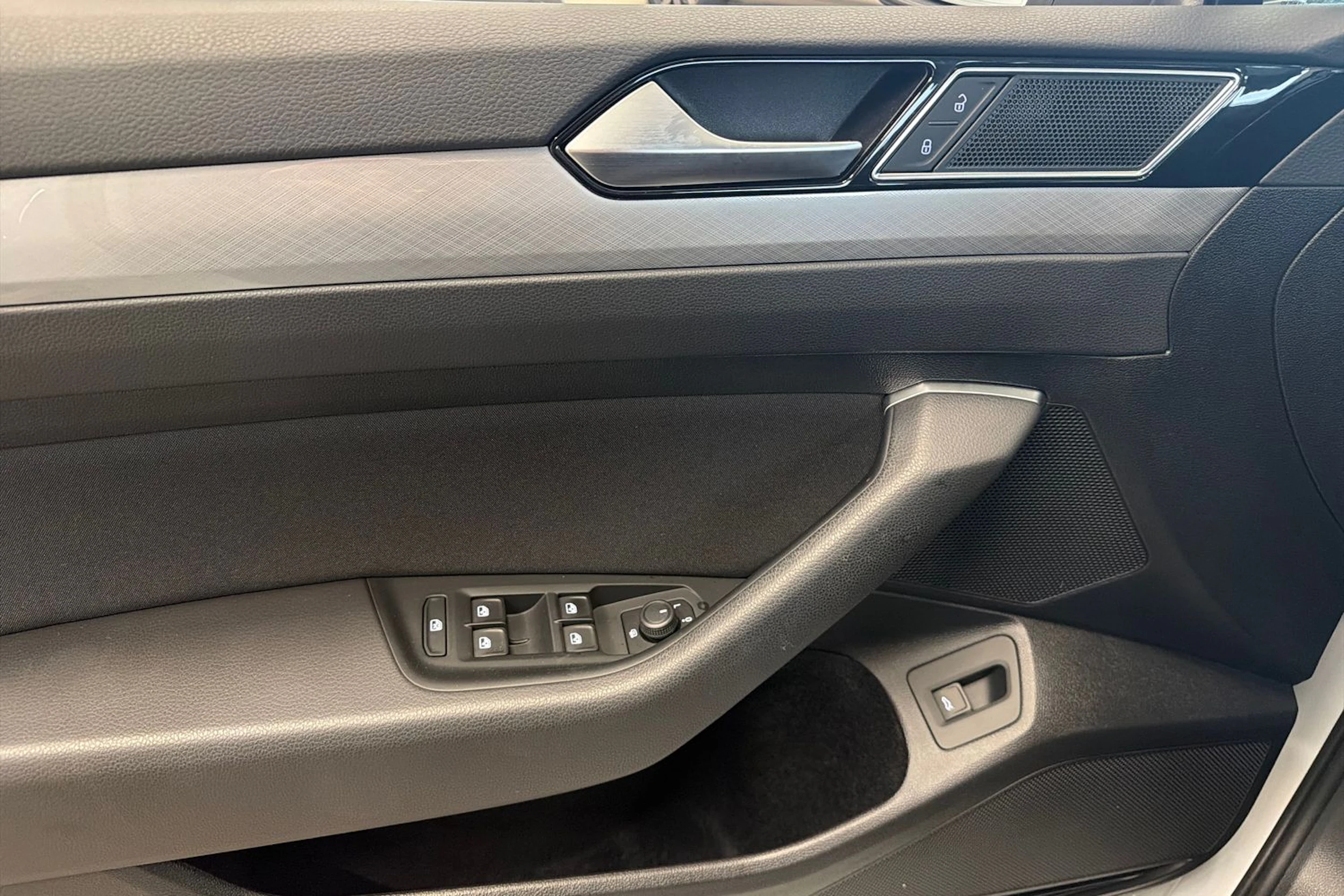 valkoinen Volkswagen Passat 2022 kuva 21.