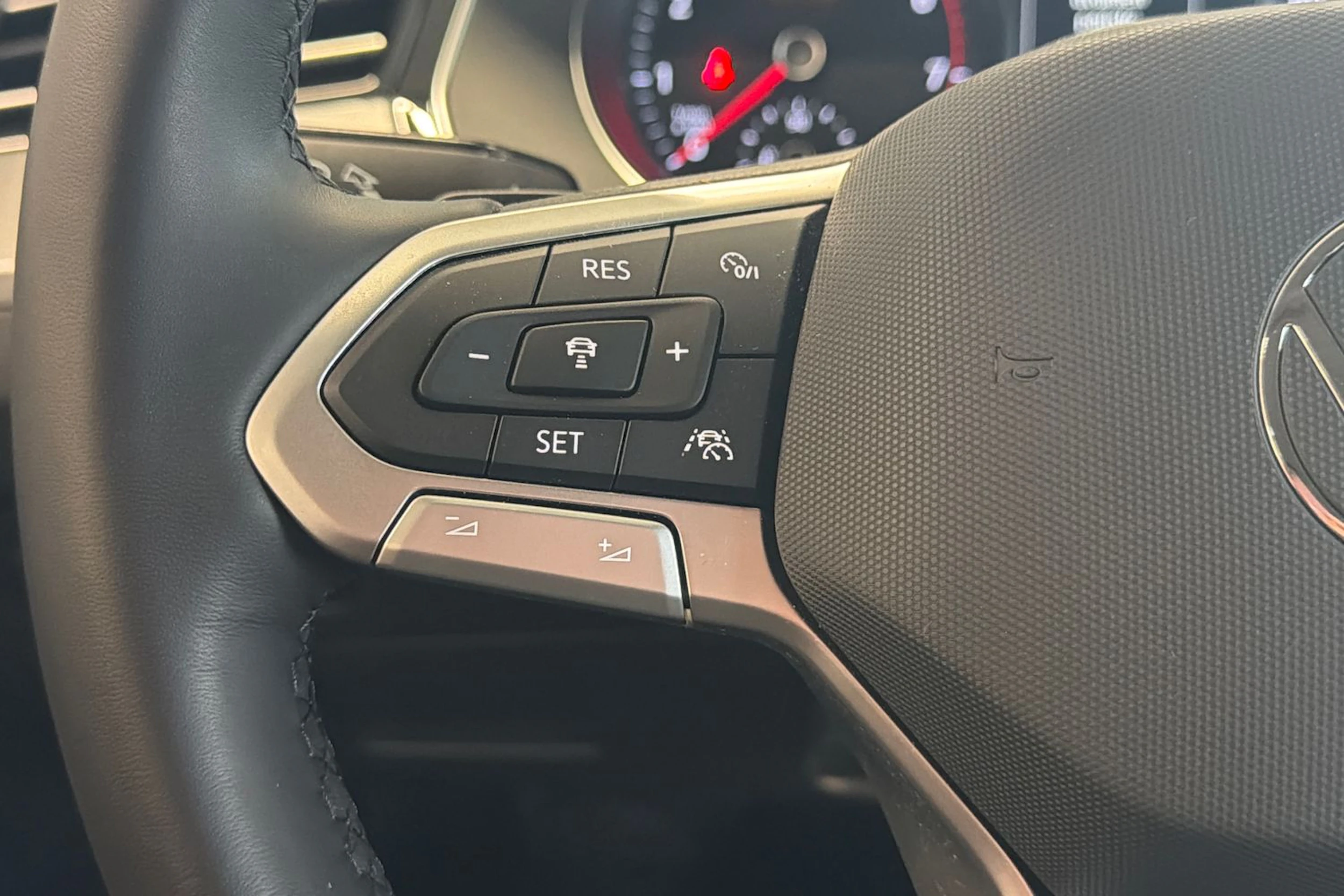 valkoinen Volkswagen Passat 2022 kuva 23.