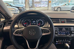 valkoinen Volkswagen Passat 2022 kuva 25.