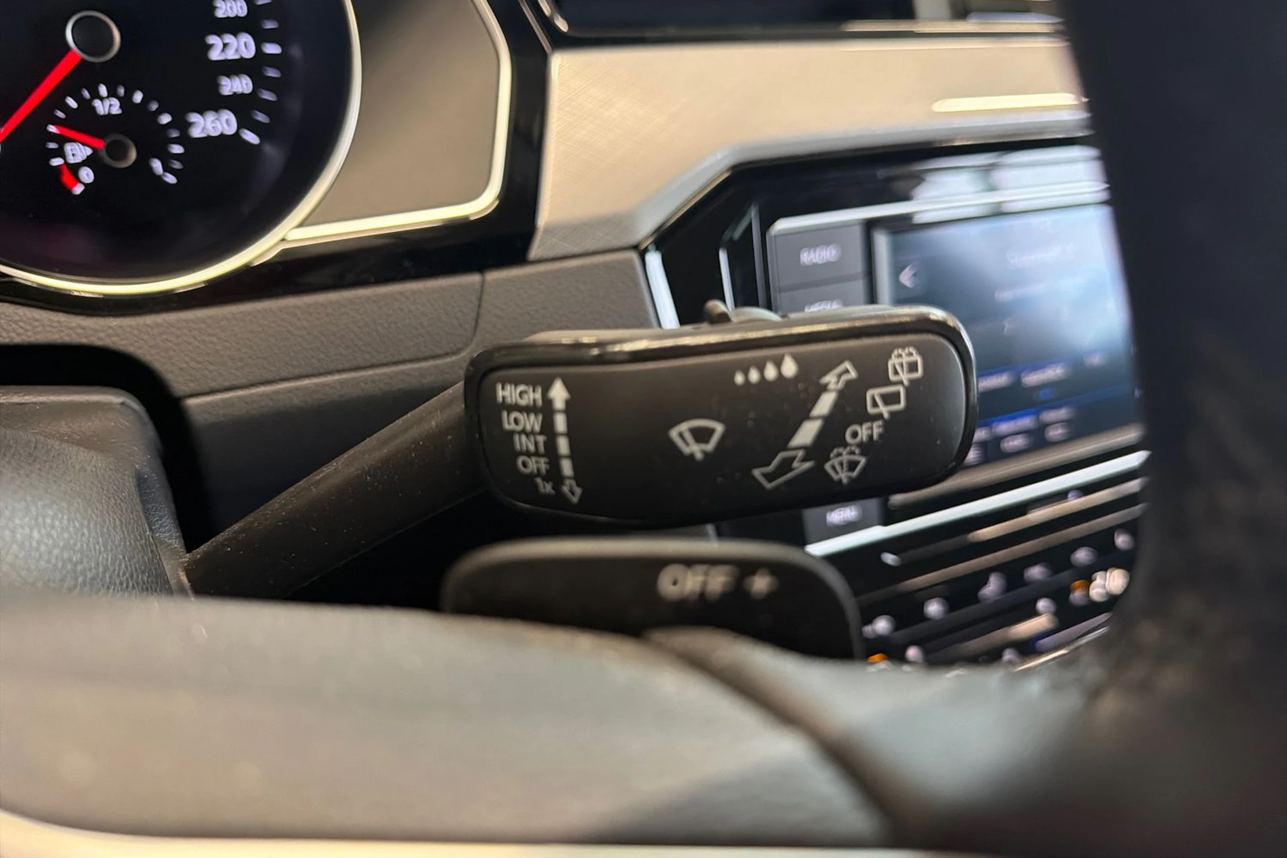 valkoinen Volkswagen Passat 2022 kuva 28.