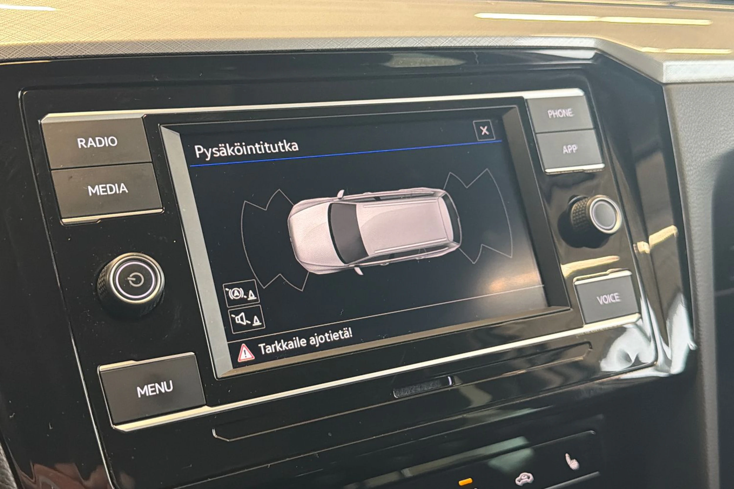 valkoinen Volkswagen Passat 2022 kuva 30.