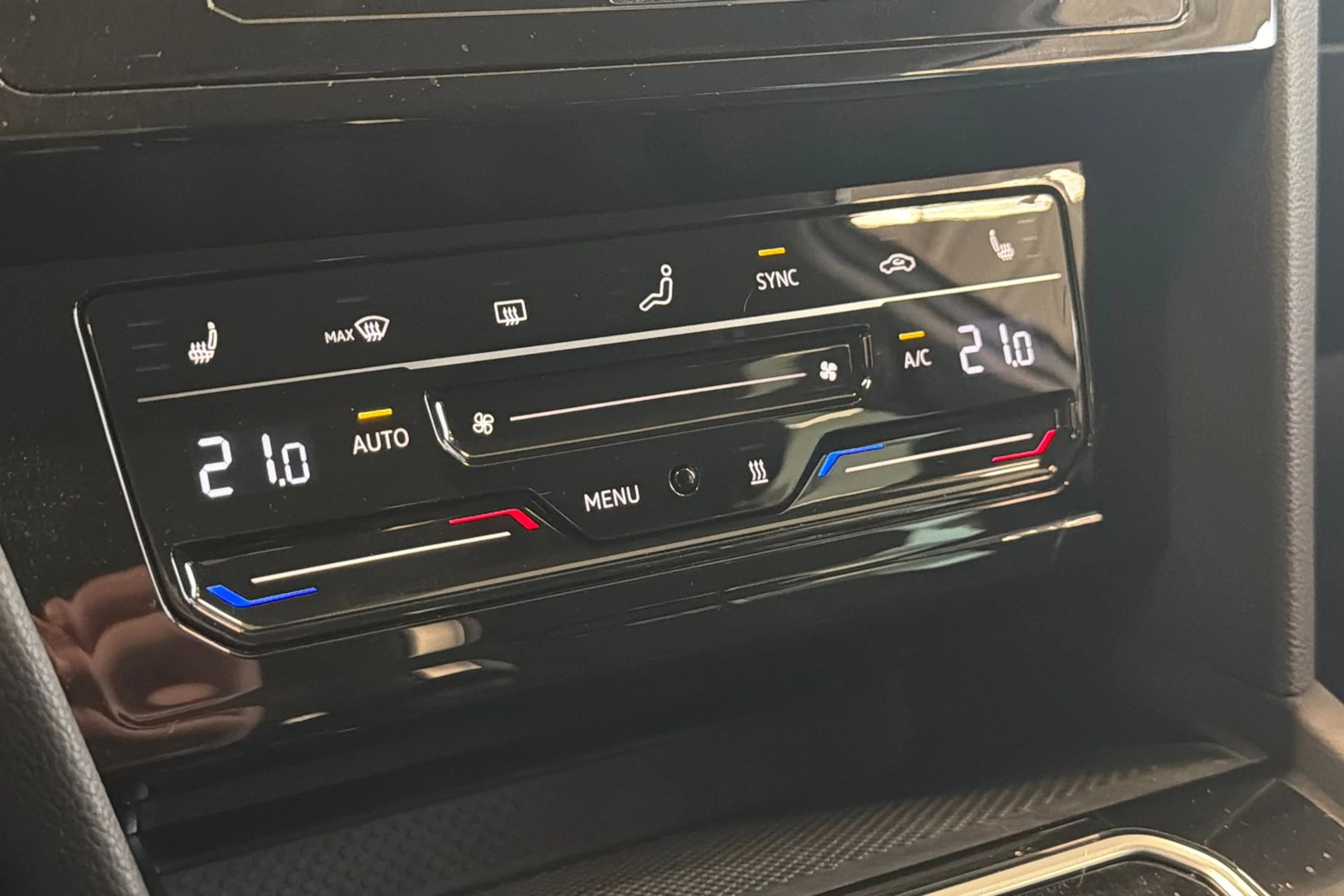 valkoinen Volkswagen Passat 2022 kuva 32.