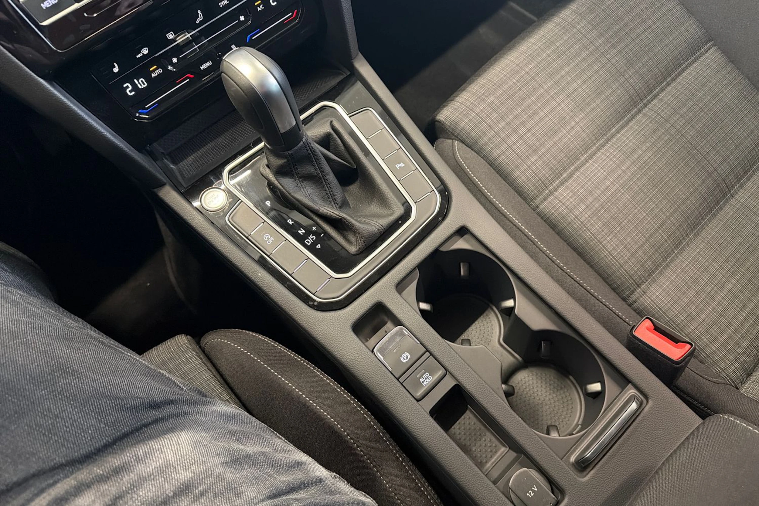 valkoinen Volkswagen Passat 2022 kuva 33.