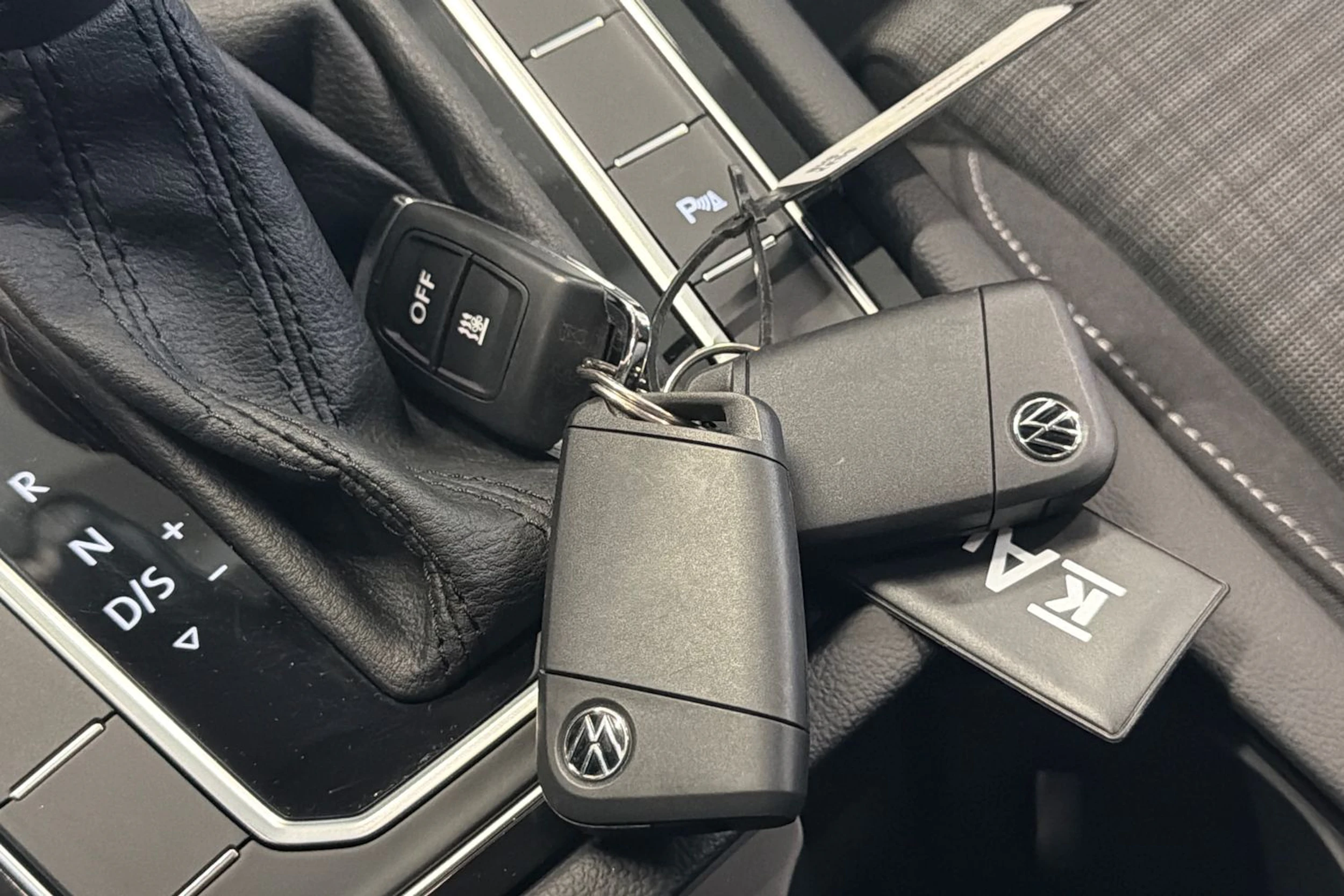valkoinen Volkswagen Passat 2022 kuva 34.