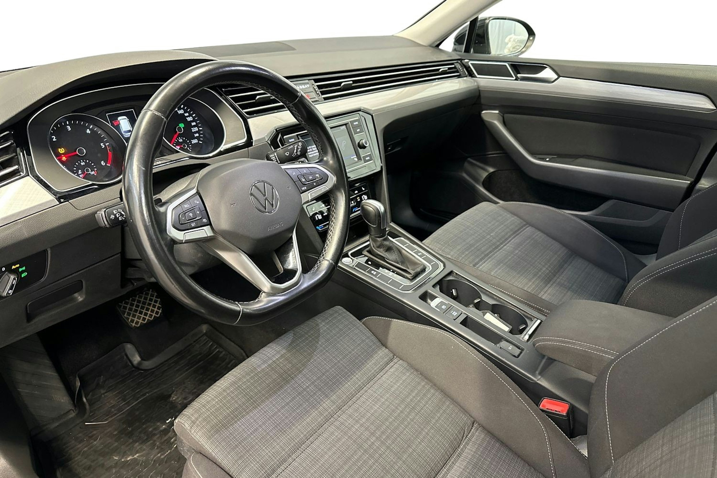 musta Volkswagen Passat 2022 kuva 7.