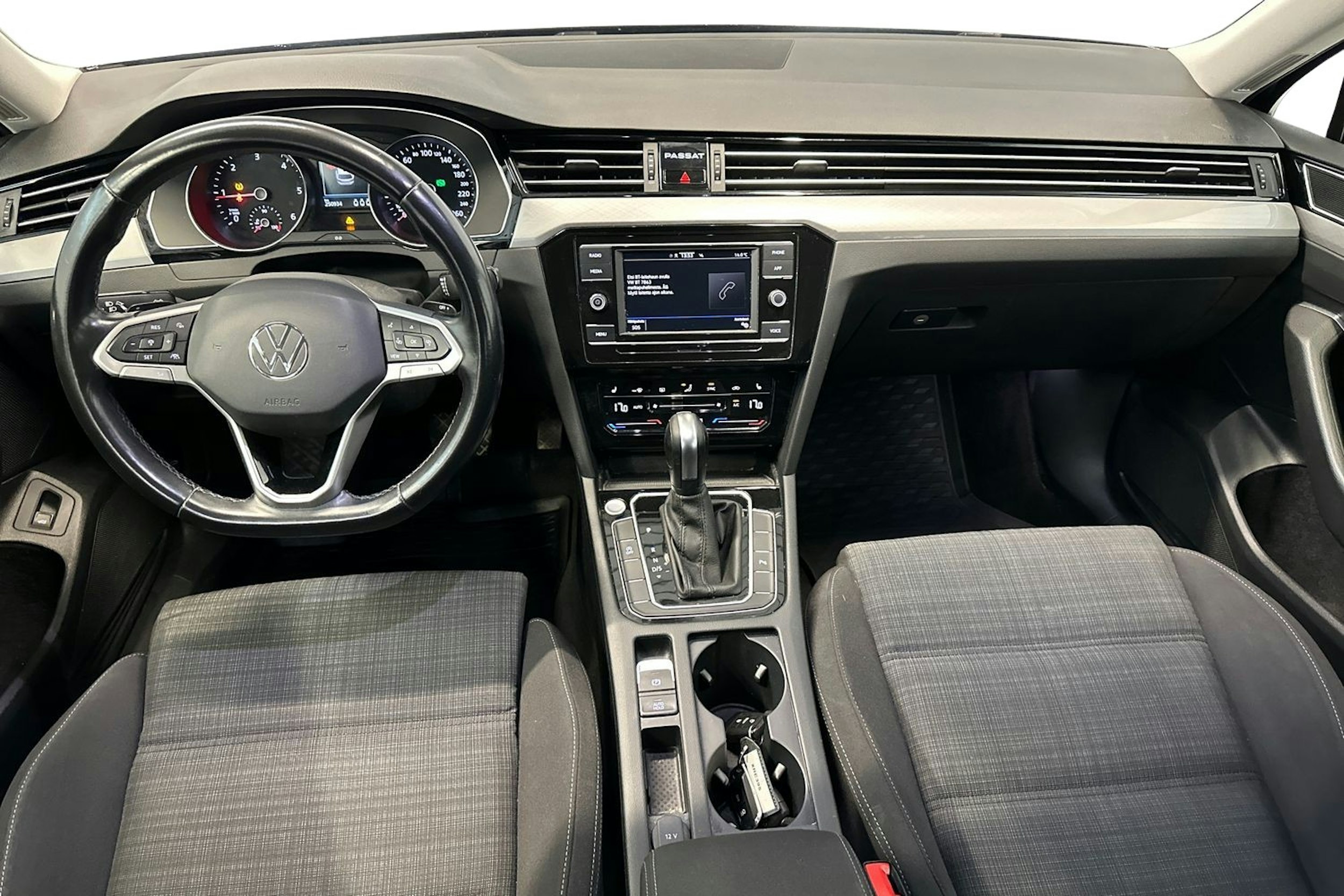 musta Volkswagen Passat 2022 kuva 9.
