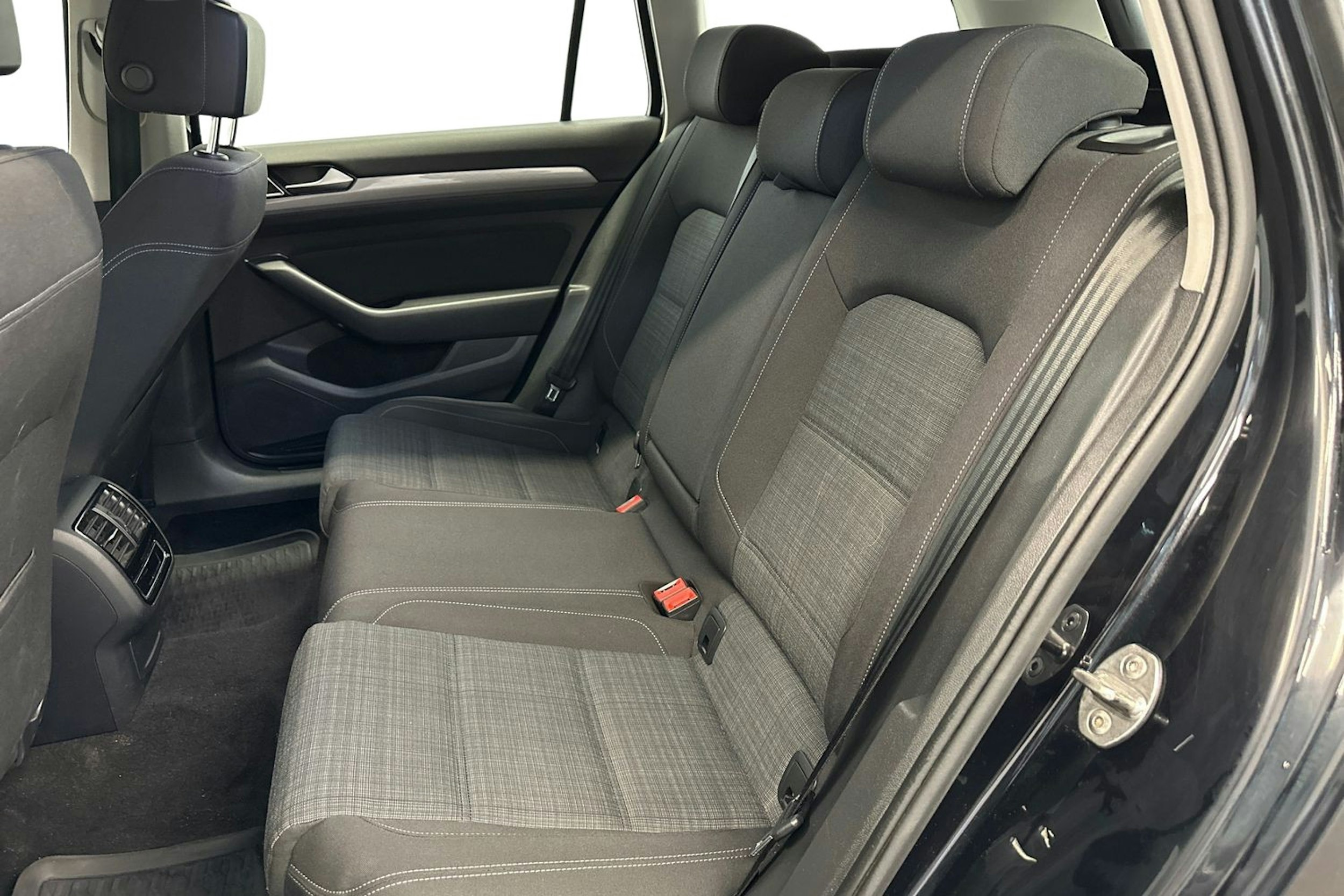 musta Volkswagen Passat 2022 kuva 10.
