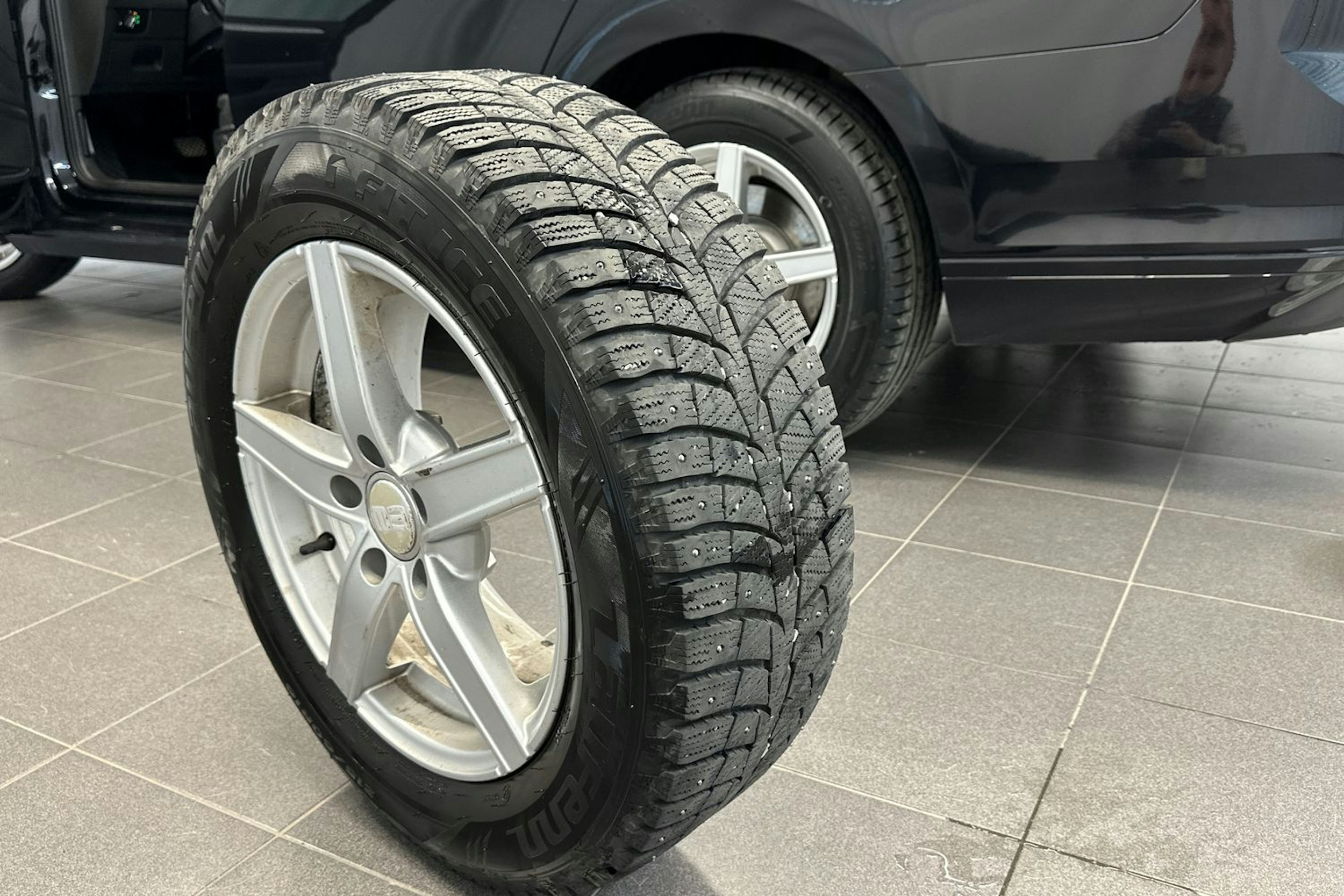musta Volkswagen Passat 2022 kuva 13.