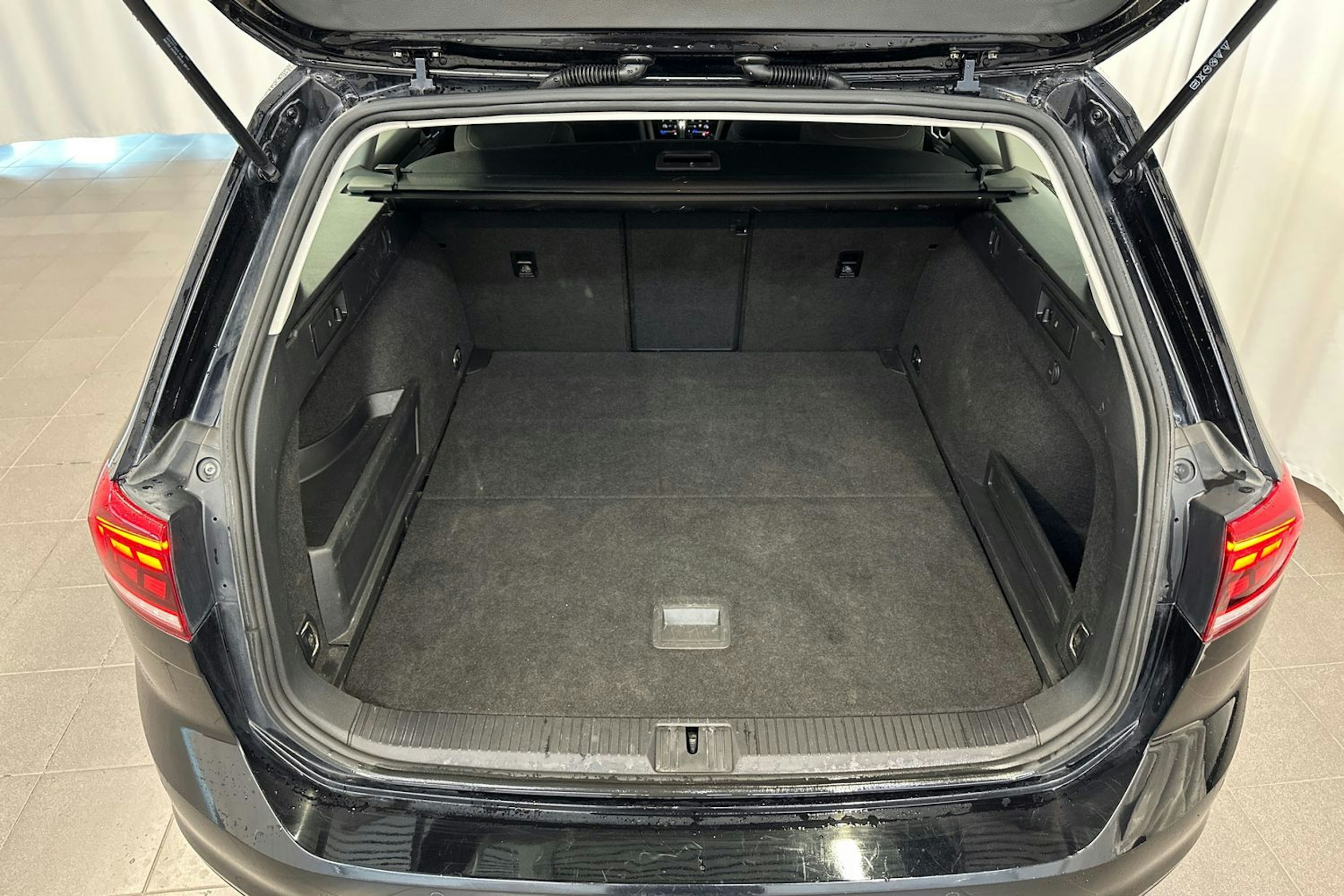musta Volkswagen Passat 2022 kuva 14.