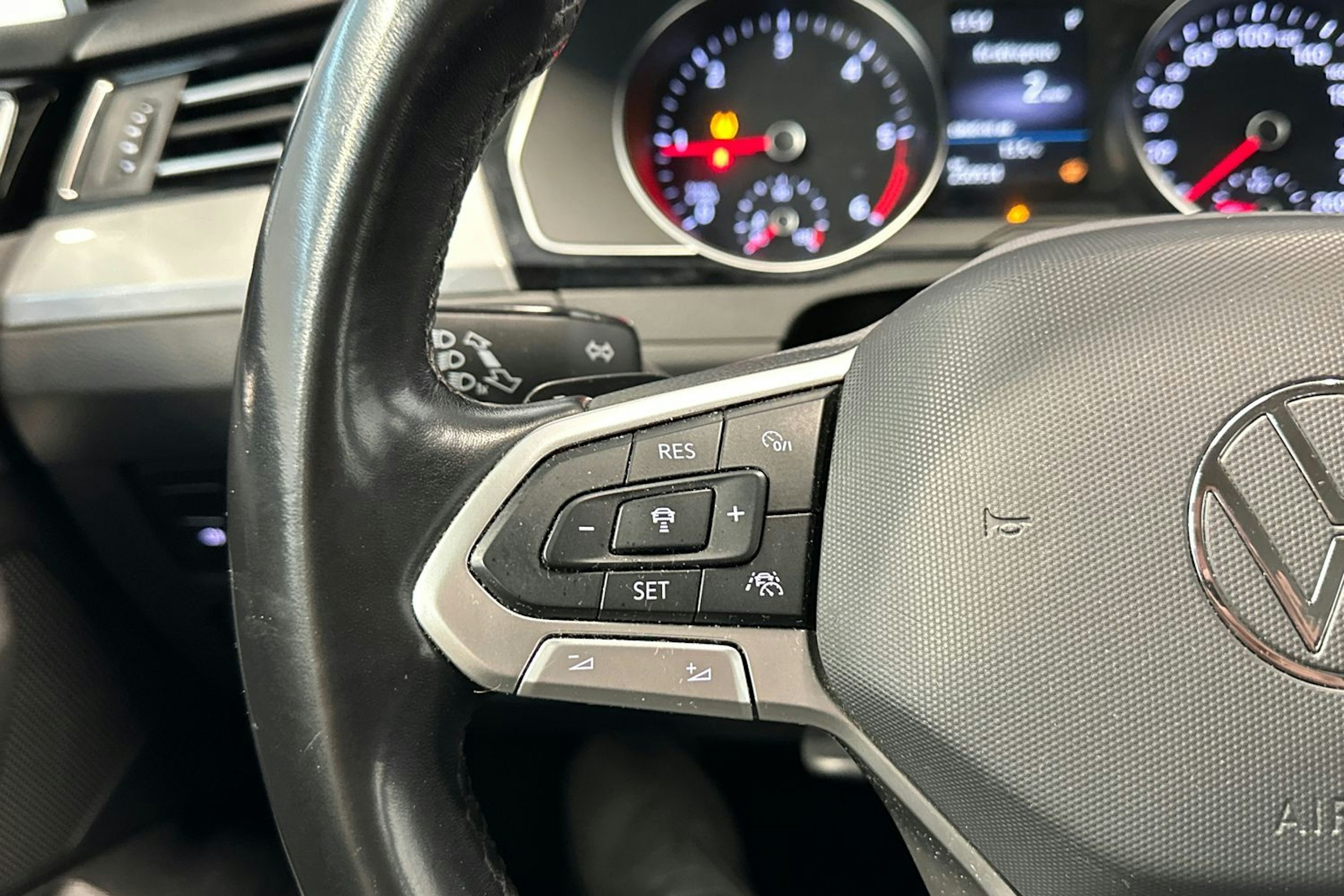 musta Volkswagen Passat 2022 kuva 16.