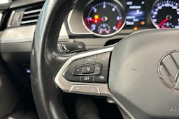 musta Volkswagen Passat 2022 kuva 16.