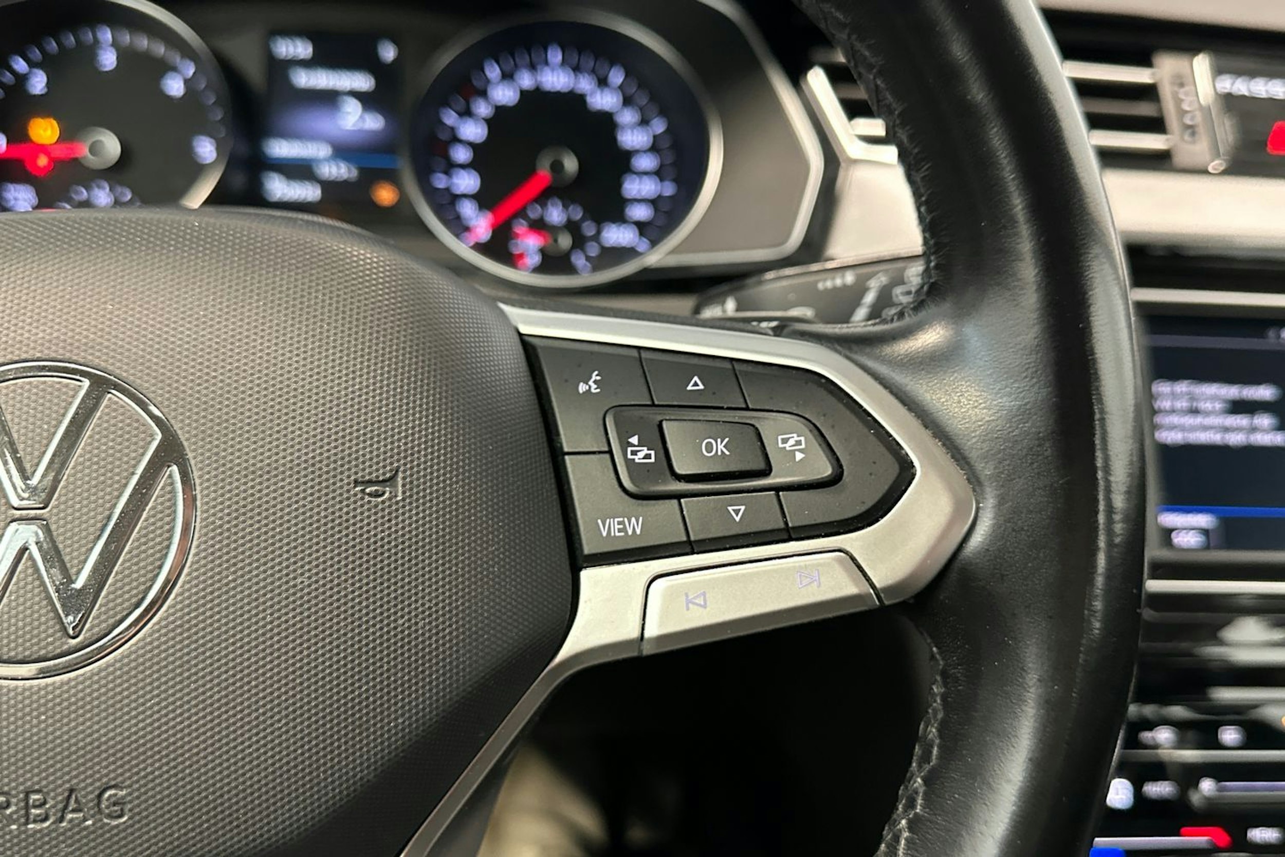 musta Volkswagen Passat 2022 kuva 17.
