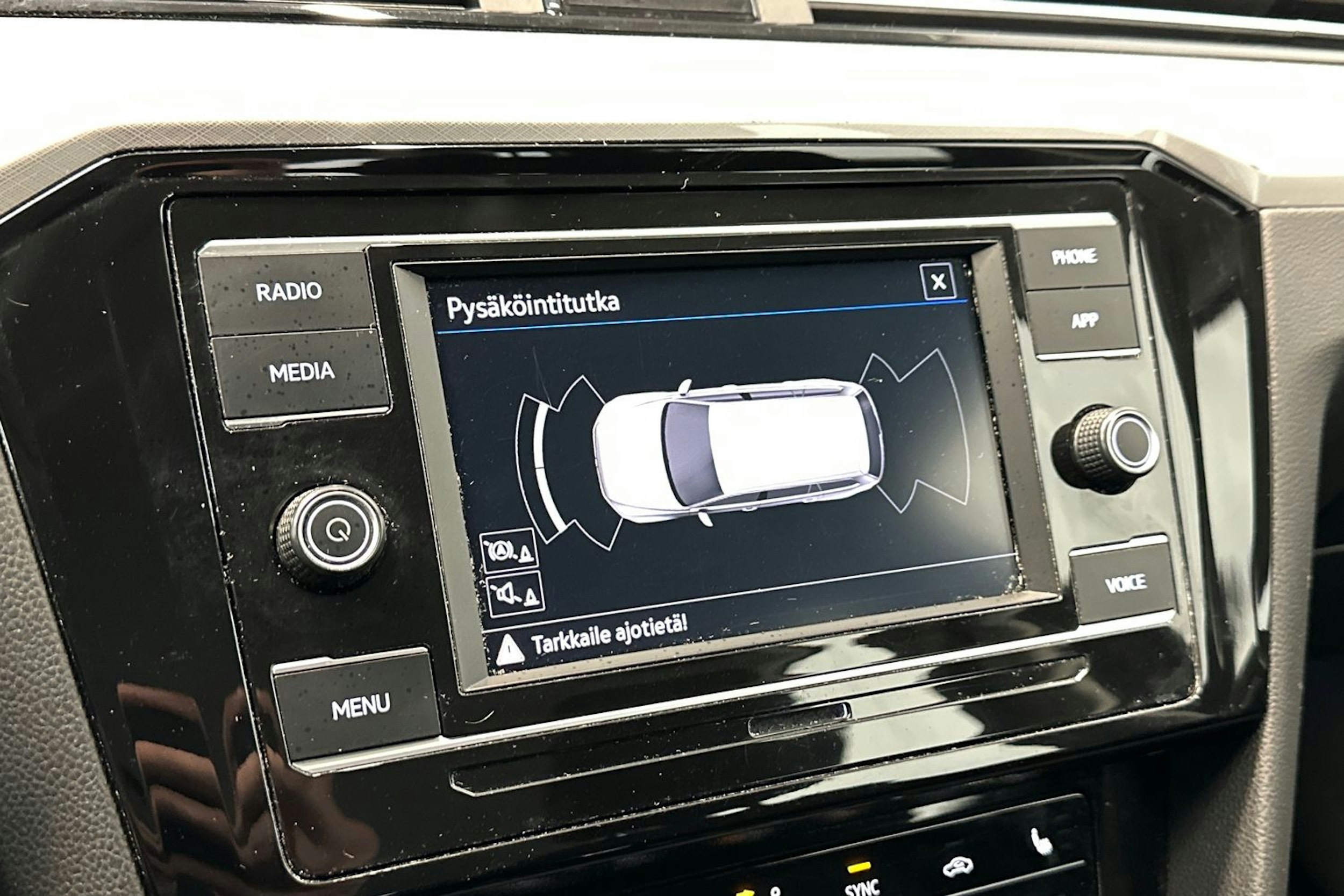 musta Volkswagen Passat 2022 kuva 20.