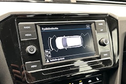 musta Volkswagen Passat 2022 kuva 20.