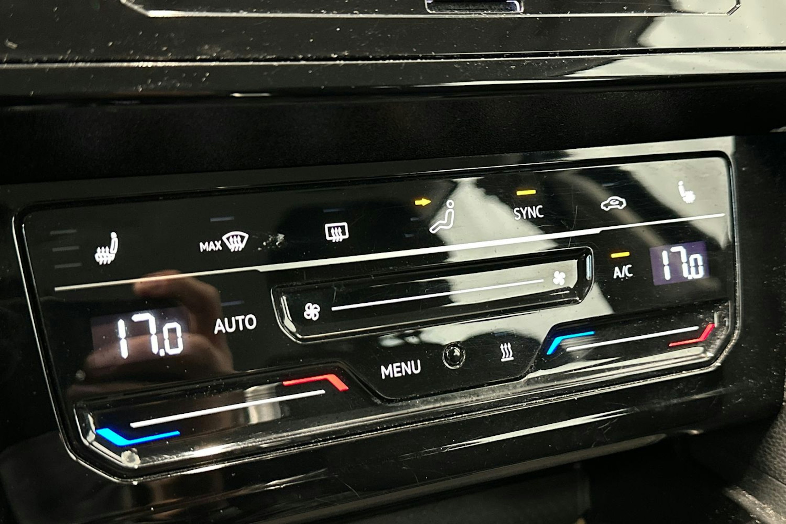 musta Volkswagen Passat 2022 kuva 21.