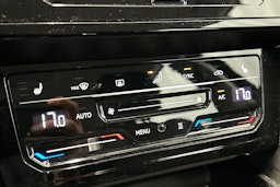 musta Volkswagen Passat 2022 kuva 21.