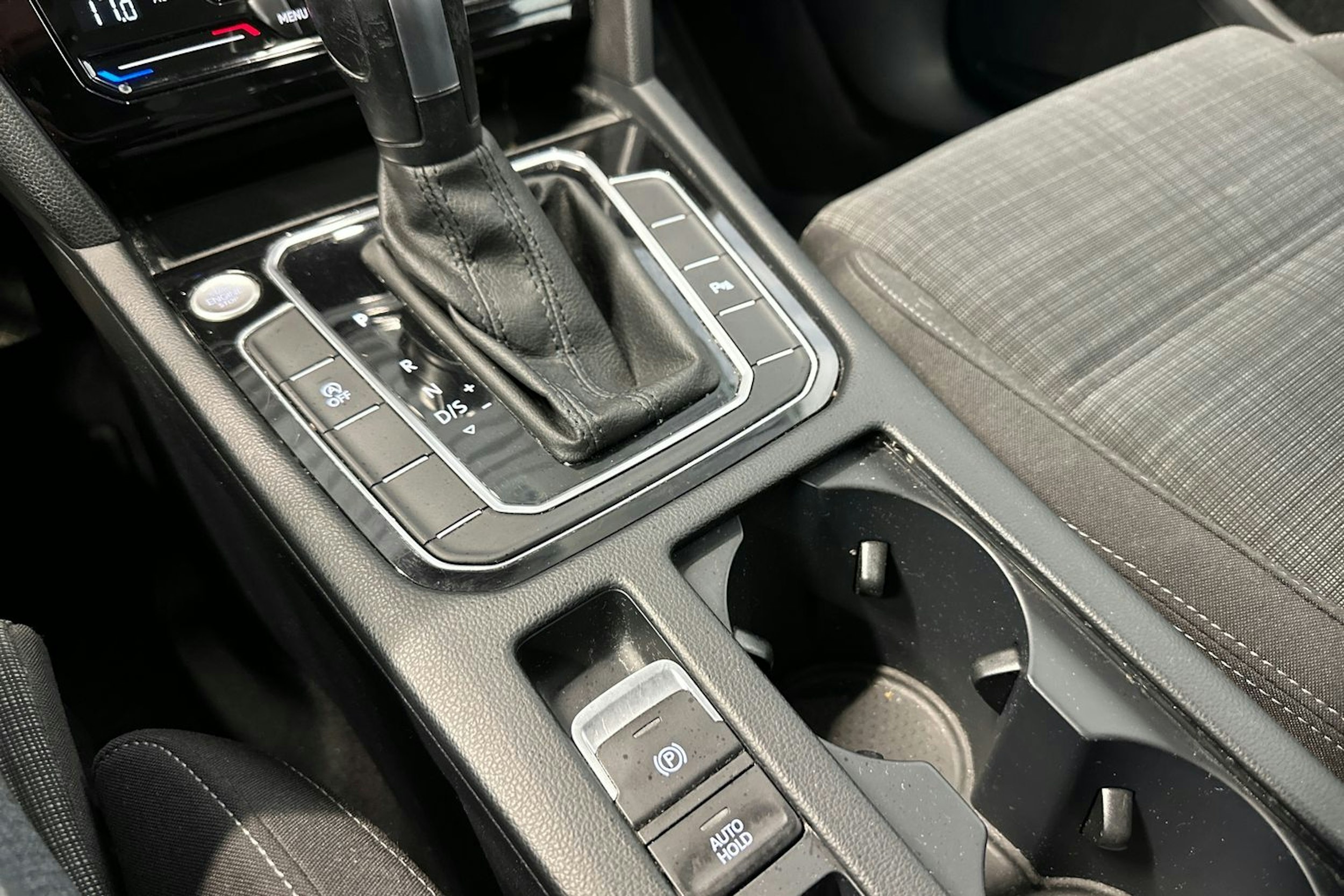 musta Volkswagen Passat 2022 kuva 22.