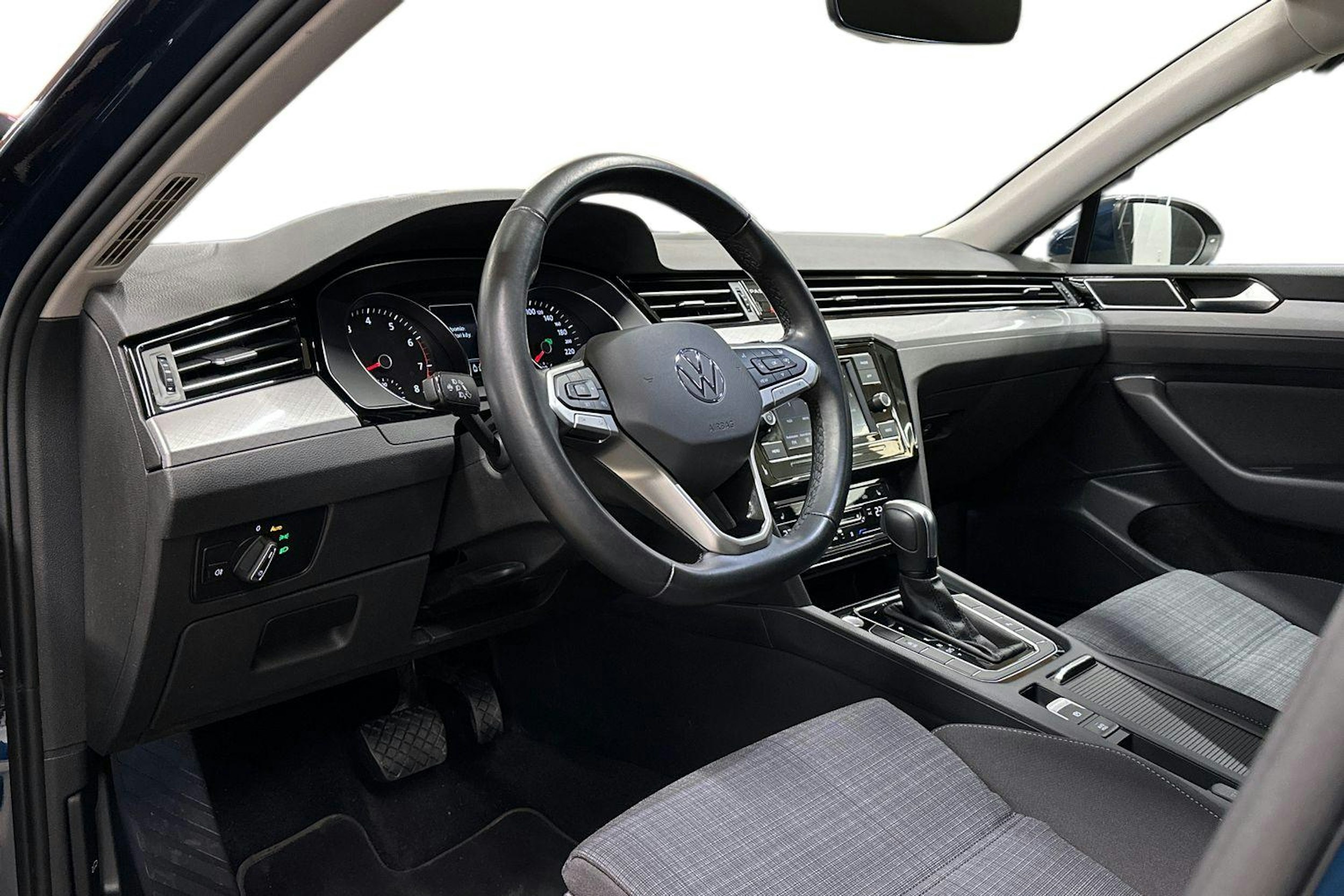 sininen Volkswagen Passat 2022 kuva 6.