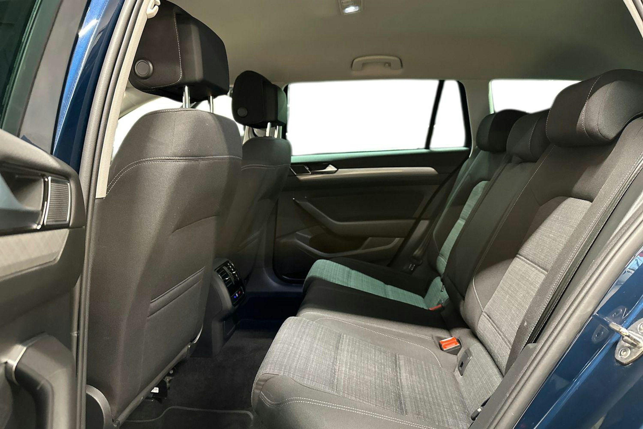 sininen Volkswagen Passat 2022 kuva 8.