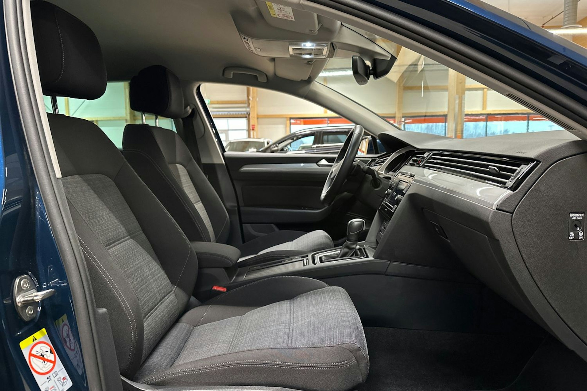 sininen Volkswagen Passat 2022 kuva 11.