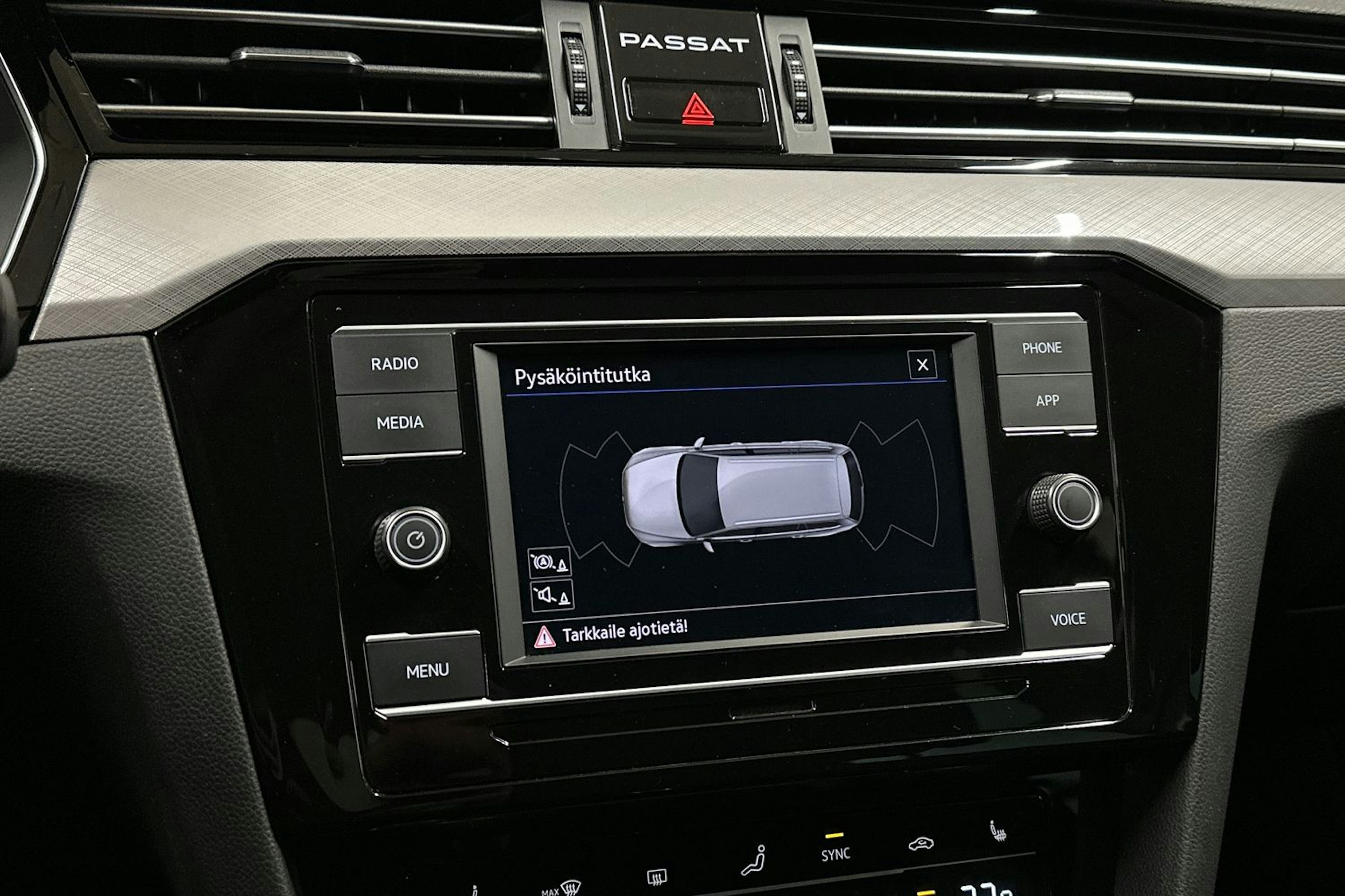 sininen Volkswagen Passat 2022 kuva 13.