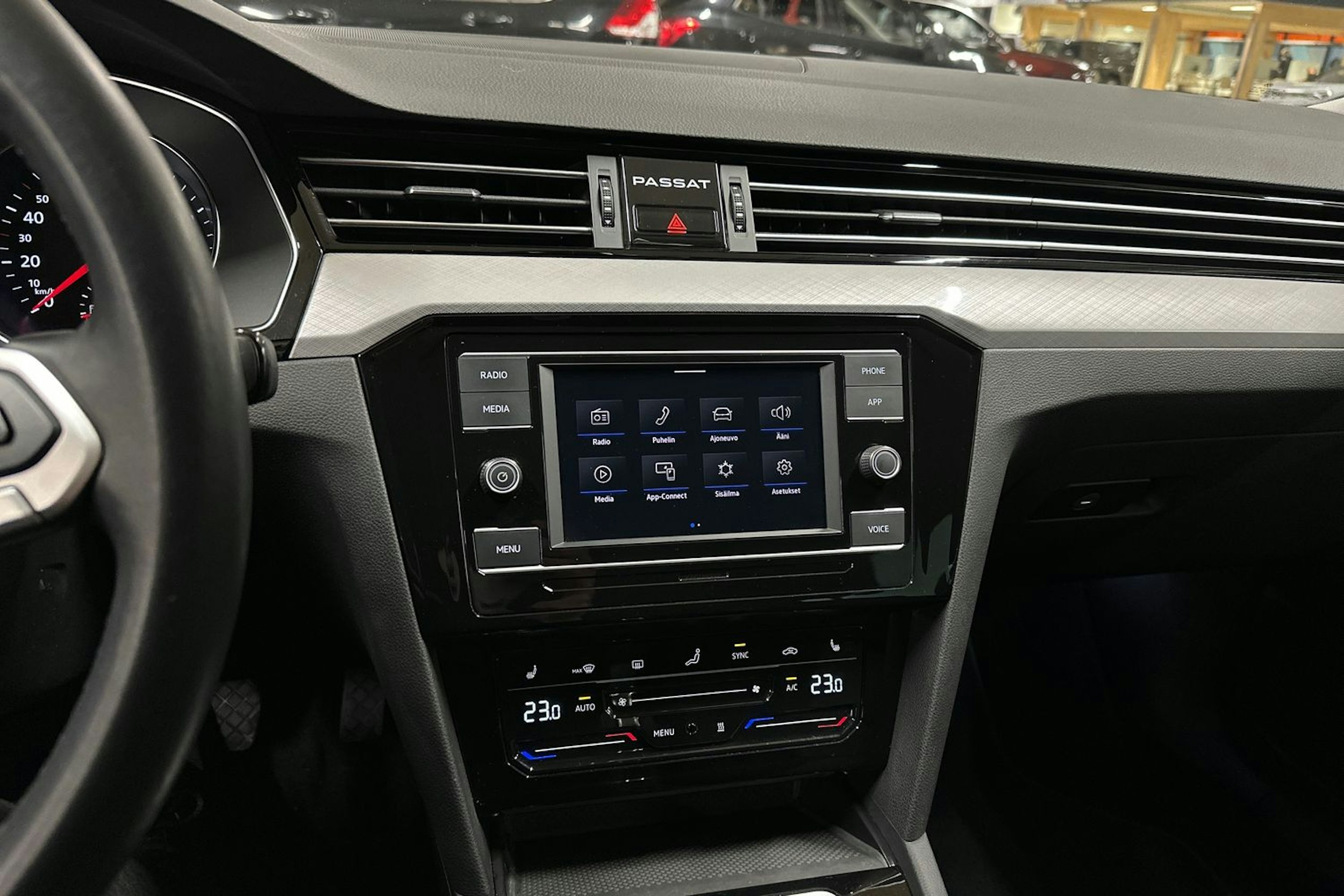 sininen Volkswagen Passat 2022 kuva 16.