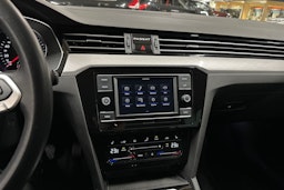 sininen Volkswagen Passat 2022 kuva 16.