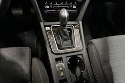 sininen Volkswagen Passat 2022 kuva 17.