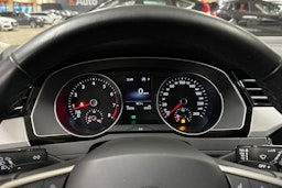 sininen Volkswagen Passat 2022 kuva 19.