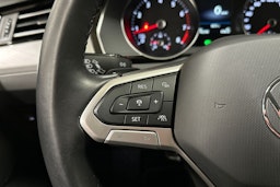 sininen Volkswagen Passat 2022 kuva 20.