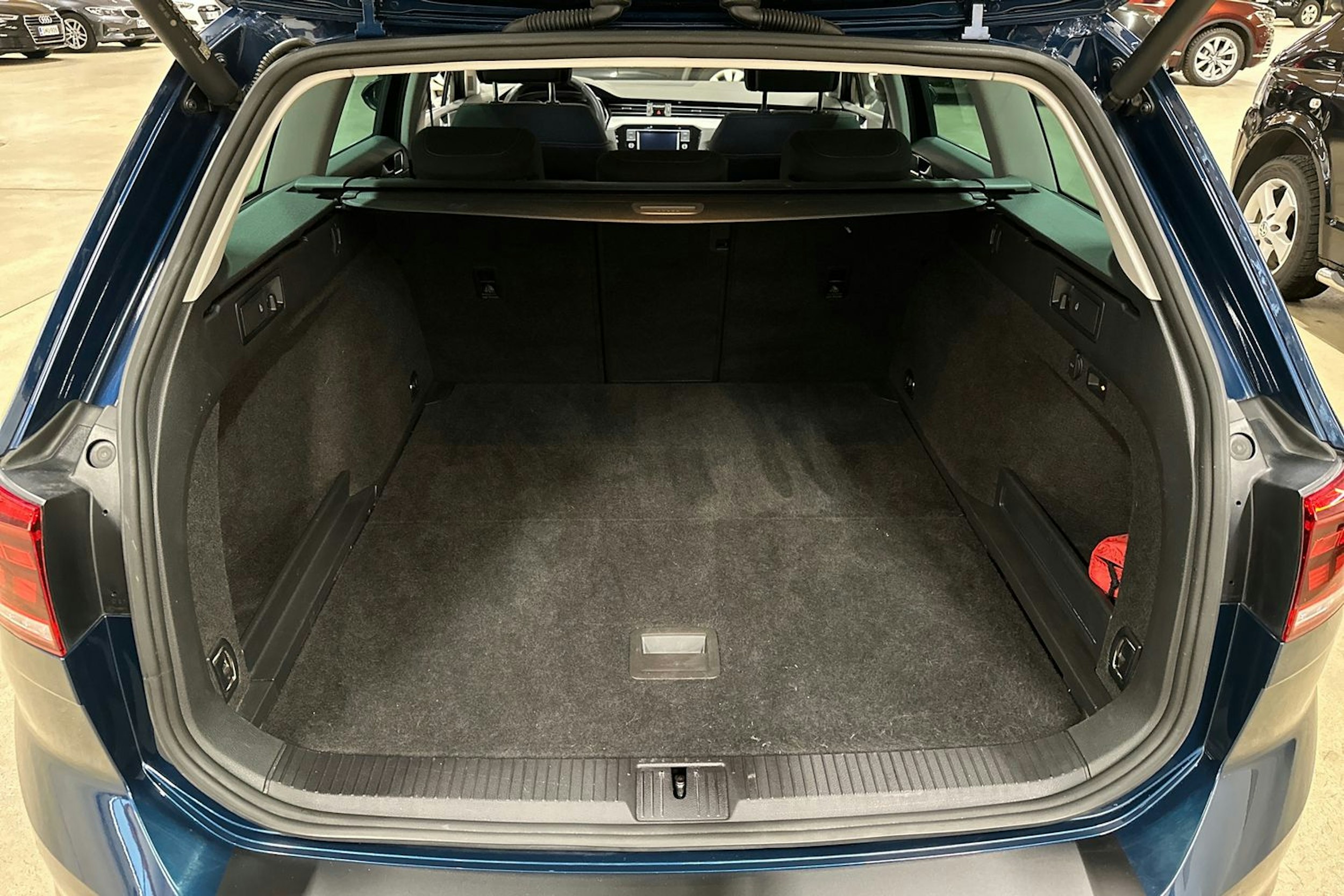 sininen Volkswagen Passat 2022 kuva 23.